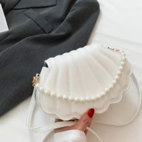 Дамска бяла чанта във формата на мида и с перли, снимка 2 - Чанти - 44424147