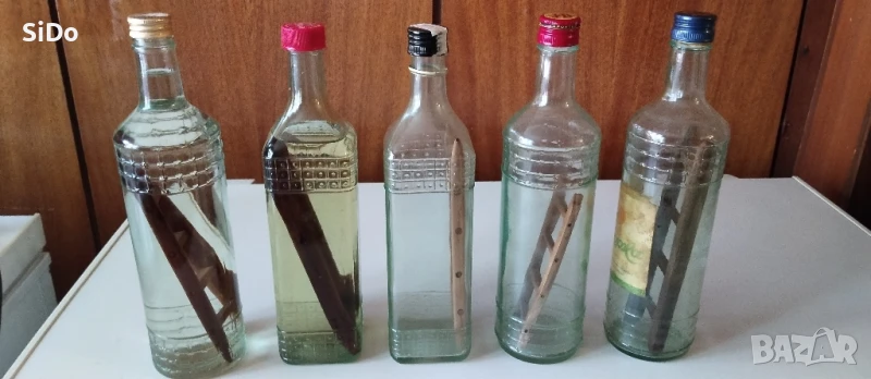 5 стъклени бутилки 0.7л със дървена стълба в тях ми, снимка 1