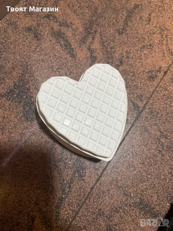 Ръчно изработен Подарък Сърце от Акрилна Смола със Соев Восък – Бяло със Златист акцент, снимка 1