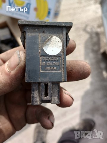 Бутон копче отваряне резервоар тойота Авенсис 156795 , снимка 2 - Части - 40172938