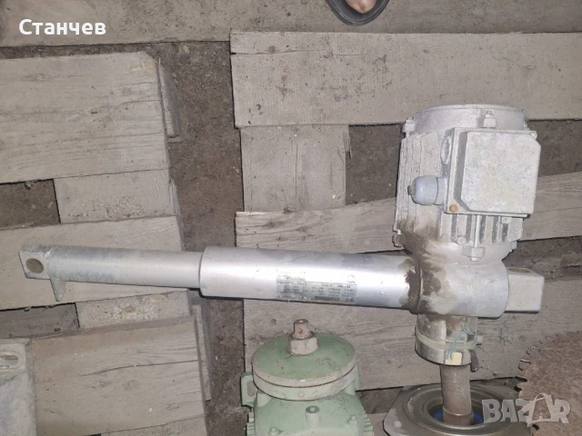 мотор редуктор за линейно преместване с енкодер