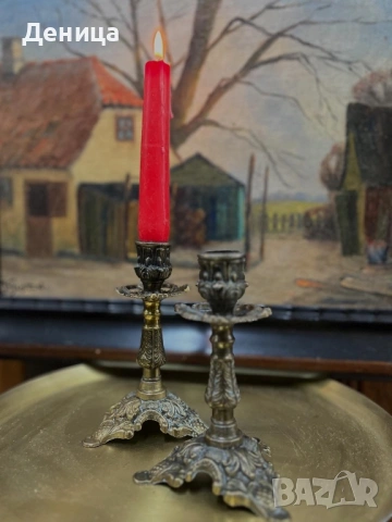 Двойка свещници с богата орнаментика Месинг или бронз Усещат се тежки и стоят масивно , снимка 6 - Декорация за дома - 53050696