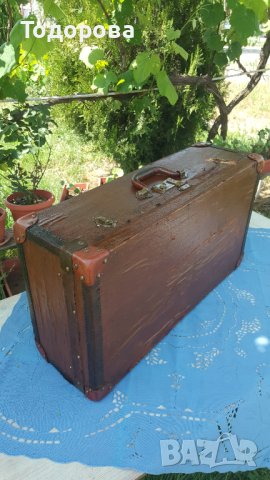 Старинен дървен куфар с бронзов обков