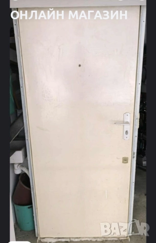 Масивна метална външна врата с рамка.