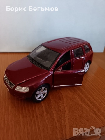 Количка Фолксваген Bburago 1/24, Volkswagen Touareg, снимка 5 - Колекции - 52505703