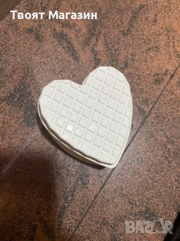 Ръчно изработен Подарък Сърце от Акрилна Смола със Соев Восък – Бяло със Златист акцент