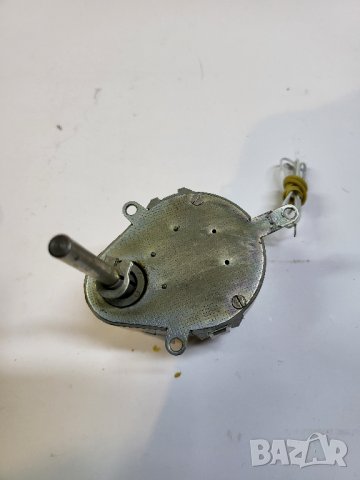 електрически  двигател, мотор 220 волта  - бавнооборотен - 1 оборот в минута - 4 Вата бавно се върти, снимка 3 - Друга електроника - 39567915