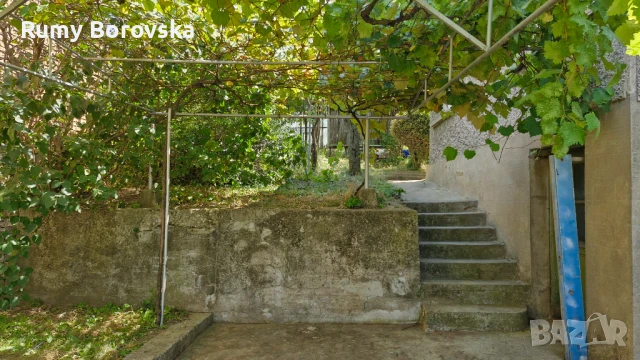Къща с голям двор, работилница и гараж в гр. Омуртаг, снимка 3 - Къщи - 51324233