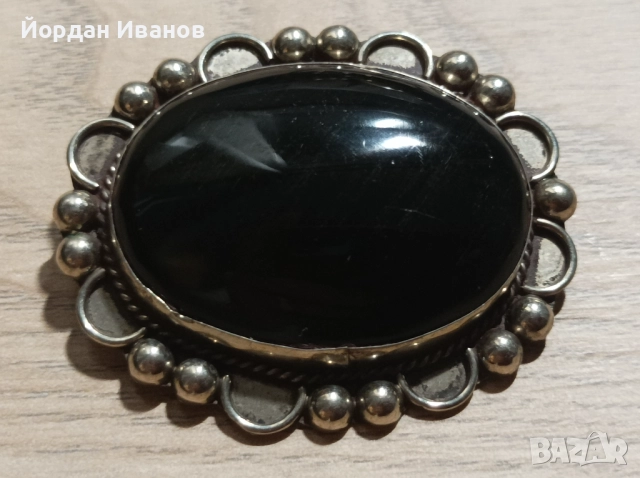 Сребърна брошка с камък 