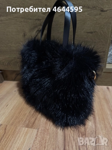 Малка пухена чанта, снимка 2 - Чанти - 52331662