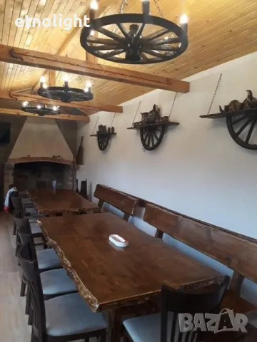 Полилеи, осветление от автентични реставрирани колела от каруца с ръчно изработени дървени чашки , снимка 2 - Полилеи - 49968867