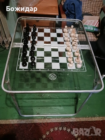 Шах. Маса с стъклен плот и дървени фигурки., снимка 3 - Декорация за дома - 51437921