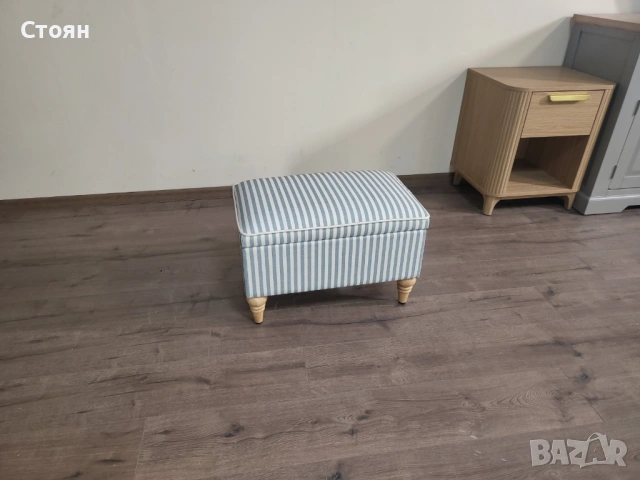 Табуретка от плат на райета цвят сив и кремав