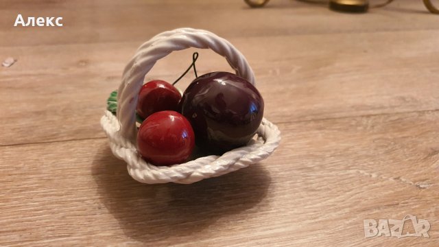 Кошничка с порцеланови плодове, ръчна изработка, Италия., снимка 1 - Сервизи - 36007018