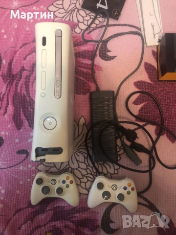 Продавам Xbox 360 + 2 контролера