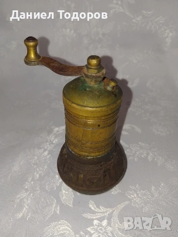 Стара бронзова мелница за кафе и подправки , снимка 3 - Антикварни и старинни предмети - 51386512