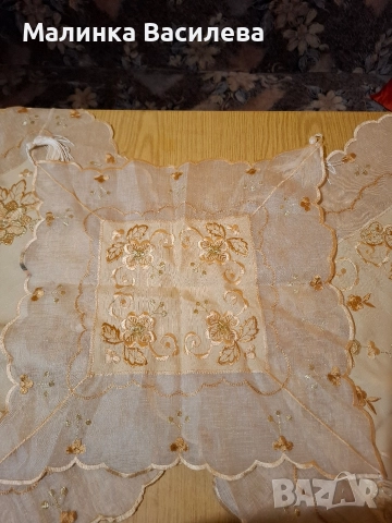 Бродирана покривка , снимка 3 - Гоблени - 52917830