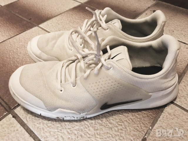 Nike Arrowz 45.5 – бели, леки и удобни, отлично състояние, топ цена, снимка 2 - Маратонки - 53655937