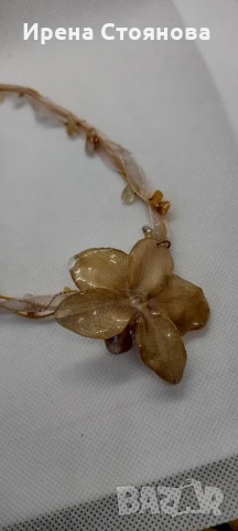 Колие с естествен цвят на орхидея. Дължината е максимално 30 см, цвета е с размери 5/5,5 см., снимка 3 - Колиета, медальони, синджири - 51093150