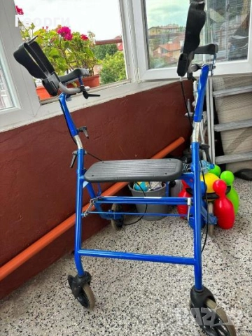 Продавам ролатор с опора за предмишници , снимка 1