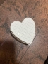Ръчно изработен Подарък Сърце от Акрилна Смола със Соев Восък – Бяло със Златист акцент, снимка 1