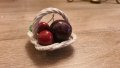 Кошничка с порцеланови плодове, ръчна изработка, Италия.