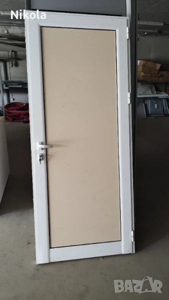 Алуминиевa вратa с касa - интериорна, бяла плътна дясна 213/90см, снимка 1