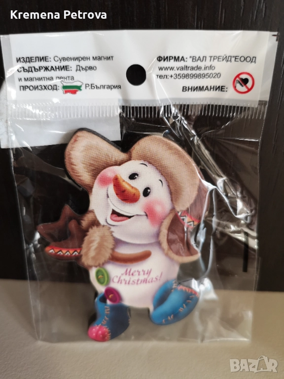 Нов Магнит за хладилник с коледна тематика. Представлява усмихнат снежен човек, облечен в ушанка и б, снимка 1