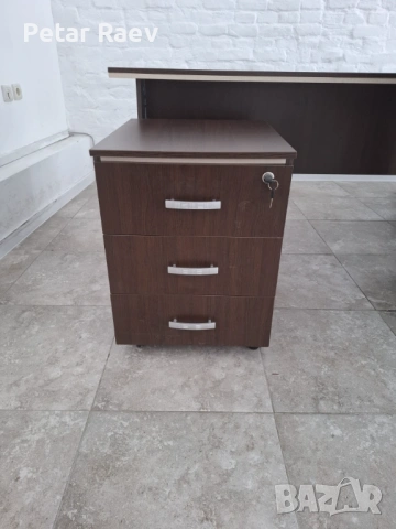 офис обзавеждане - 2 бр. бюра и 2 бр. шкафчета, снимка 3 - Бюра - 53590858