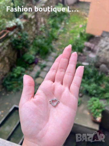 Сребристо медальонче във формата на сърце с блестящи камъчета ❤️, снимка 3 - Колиета, медальони, синджири - 52378348