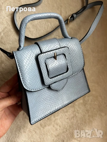 Малка светлосиня чанта от Zara 