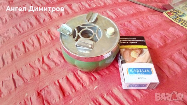 Стар метален въртящ пепелник 