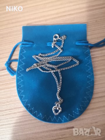 Продавам, малък нежен сребърен, дамски, медальон с синджир , снимка 3 - Колиета, медальони, синджири - 41514938