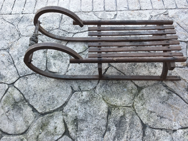 Стара дървена шейна