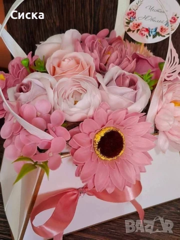 Кокетната дамска чанта с микс сапунени цветя от пластичен сапун в розово и пепел от рози, снимка 11 - Подаръци за жени - 50499499