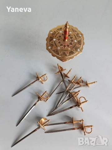 Vintage комплект месингови , коктейлни шишчета с форма на мечове от Толедо, Испания, със стойка , снимка 2 - Статуетки - 52484730