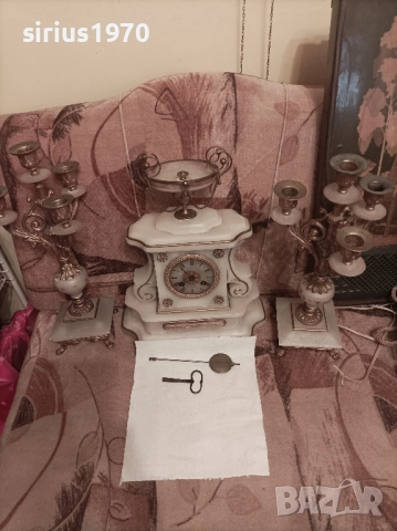 старинен каминен часовник със свещници работещ