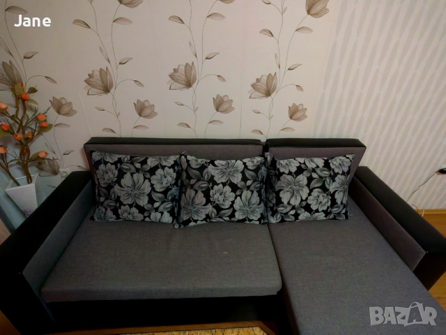 Ъглов, разтегателен диван, цвят сив, цена 150 евро, холна маса цена 50 евро , снимка 9 - Дивани и мека мебел - 53725030