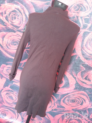 Тъмно лилава дълга жилетка с големи копчета и емблема С, снимка 2 - Жилетки - 36329184