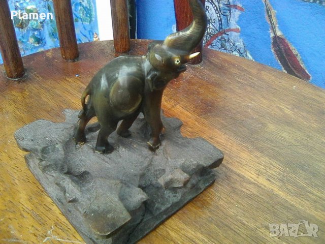 Слонче от рог върху дърво, снимка 1