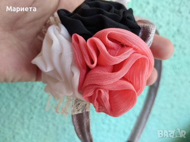 диадема с цветя в черно бяло сьомга / корал Диадема ръчна Изработка , снимка 3 - Аксесоари за коса - 41827200