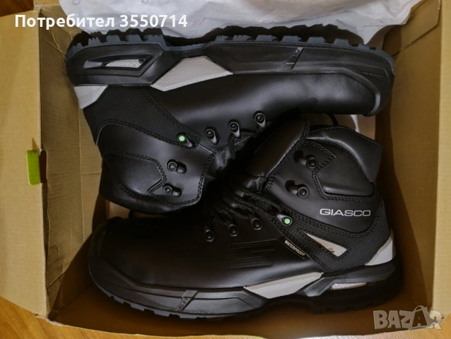 Чисто нови работни обувки със защитно бомбе отпред