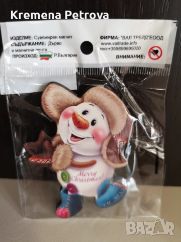 Нов Магнит за хладилник с коледна тематика. Представлява усмихнат снежен човек, облечен в ушанка и б