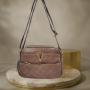 Стилна и практична дамска чанта от еко к. с метален елемент V - различни цветове, снимка 2