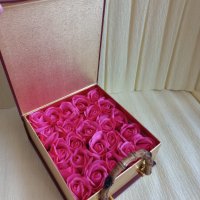 Подаръчна кутия с магнитно закопчаване и твърда дръжка с 25сапунени рози, снимка 2 - Декорация за дома - 42430139
