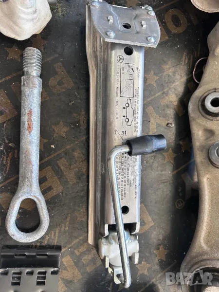 Нов крик за Мерцедес Е класа W211 / Ключ за гуми / Кука за теглене, снимка 1