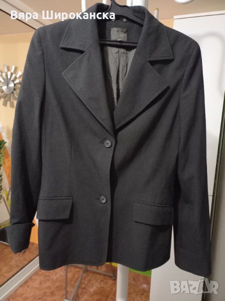 Късо тъмносиво сако, почти черно. Размер: М, L. Много стегнат плат с подплата. , снимка 1