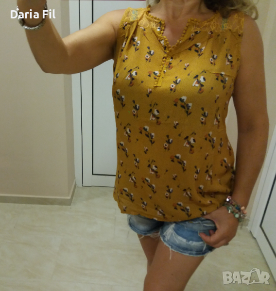 Супертъничък жълт потник на ситни цветчета с копченца на деколтето и дантела на раменете , снимка 1