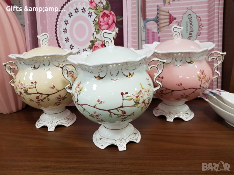 Красива порцеланова бонбониера с рози - в три цвята, снимка 1