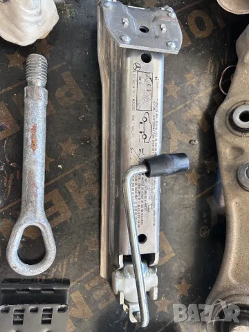 Нов крик за Мерцедес Е класа W211 / Ключ за гуми / Кука за теглене